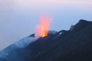 eruzione vista dalla sommità del cratere